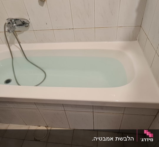 אמבטיה עם מים, ברז ומקלחת יד